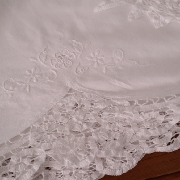 フランスの手仕事/バテンレースがたっぷり＆お花の白糸手刺繍 テーブルクロス (ヴィンテージ フレンチシャビー） 17枚目の画像