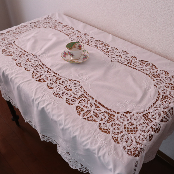 フランスの手仕事/バテンレースがたっぷり＆お花の白糸手刺繍 テーブルクロス (ヴィンテージ フレンチシャビー） 1枚目の画像