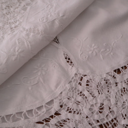 フランスの手仕事/バテンレースがたっぷり＆お花の白糸手刺繍 テーブルクロス (ヴィンテージ フレンチシャビー） 15枚目の画像