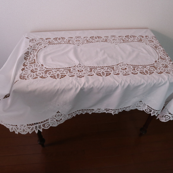フランスの手仕事/バテンレースがたっぷり＆お花の白糸手刺繍 テーブルクロス (ヴィンテージ フレンチシャビー） 6枚目の画像