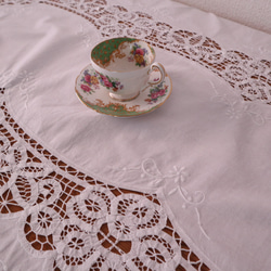 フランスの手仕事/バテンレースがたっぷり＆お花の白糸手刺繍 テーブルクロス (ヴィンテージ フレンチシャビー） 8枚目の画像