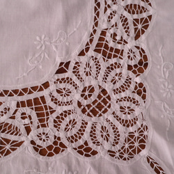 フランスの手仕事/バテンレースがたっぷり＆お花の白糸手刺繍 テーブルクロス (ヴィンテージ フレンチシャビー） 11枚目の画像