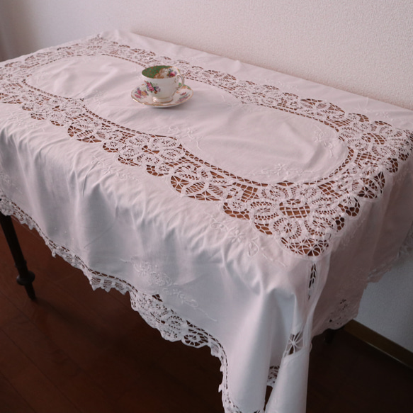 フランスの手仕事/バテンレースがたっぷり＆お花の白糸手刺繍 テーブルクロス (ヴィンテージ フレンチシャビー） 9枚目の画像