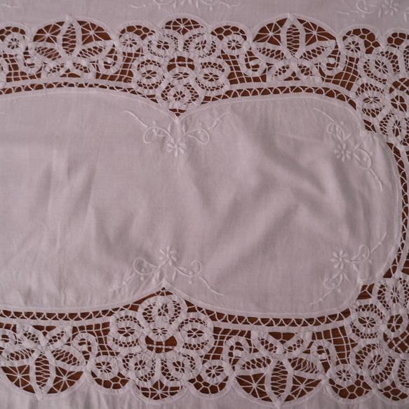 フランスの手仕事/バテンレースがたっぷり＆お花の白糸手刺繍 テーブルクロス (ヴィンテージ フレンチシャビー） 4枚目の画像