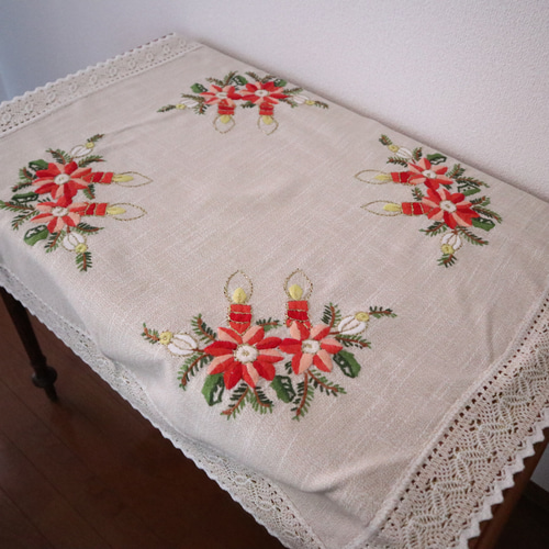 ドイツのクリスマス☆赤いキャンドルと赤いポインセチアの手刺繍 生地