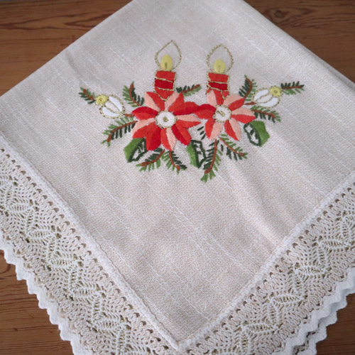 ドイツのクリスマス☆赤いキャンドルと赤いポインセチアの手刺繍 生地