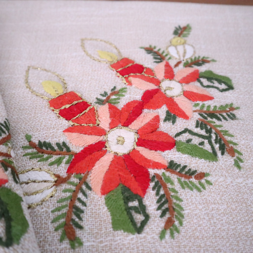 ドイツのクリスマス☆赤いキャンドルと赤いポインセチアの手刺繍 生地