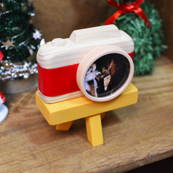 サンタクロースカラーでクリスマス感半端ない！小さなカメラ型フォトフレーム　三脚付き 3枚目の画像