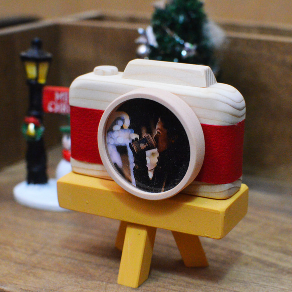 サンタクロースカラーでクリスマス感半端ない！小さなカメラ型フォトフレーム　三脚付き 2枚目の画像