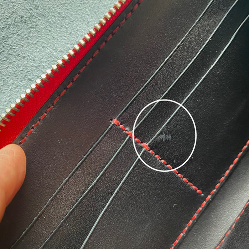 送料無料】栃木レザー＊総手縫い＊赤ステッチ黒ヌメ革＊ラウンドジップ