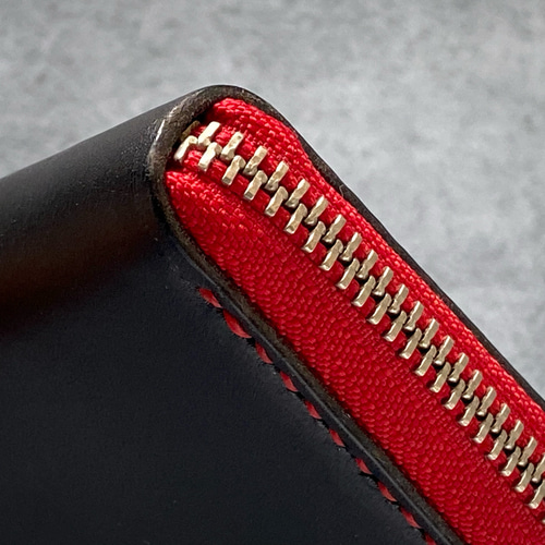 送料無料】栃木レザー＊総手縫い＊赤ステッチ黒ヌメ革＊ラウンドジップ