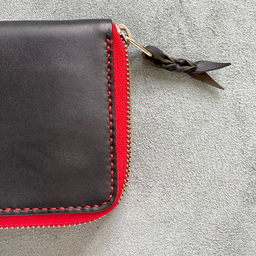 送料無料】栃木レザー＊総手縫い＊赤ステッチ黒ヌメ革＊ラウンドジップ