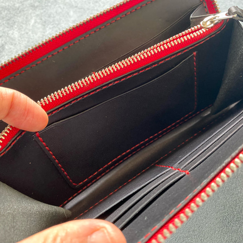 送料無料】栃木レザー＊総手縫い＊赤ステッチ黒ヌメ革＊ラウンドジップ