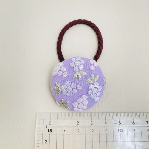 ぶどうの刺繍ヘアゴム＊うす紫＊くるみボタン ヘアゴム