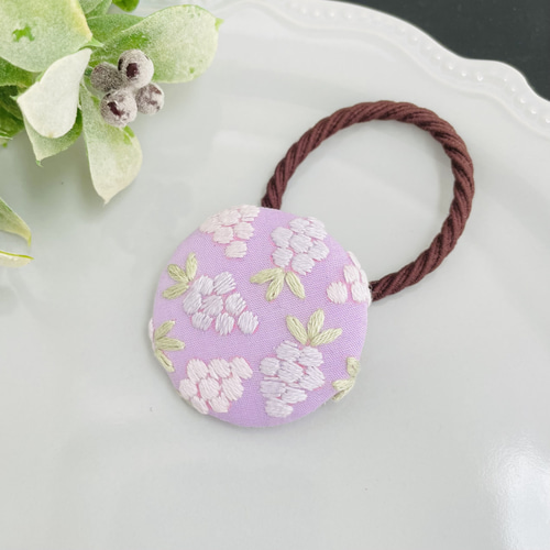 ぶどうの刺繍ヘアゴム＊うす紫＊くるみボタン ヘアゴム