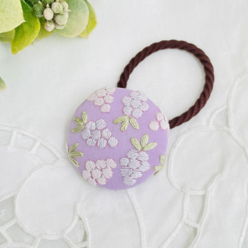 ぶどうの刺繍ヘアゴム＊うす紫＊くるみボタン ヘアゴム