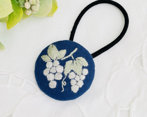ネイビー生地に白薔薇刺繍☆2.7センチくるみボタンヘアゴム2点セット ネイビー生地に白薔薇刺繍☆2.7センチくるみボタンヘアゴム2点セット