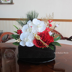 木製花器にピオニーと胡蝶蘭のお正月飾り 2枚目の画像