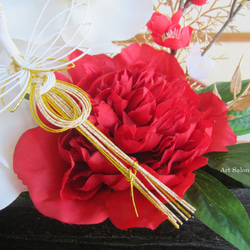 木製花器にピオニーと胡蝶蘭のお正月飾り 4枚目の画像