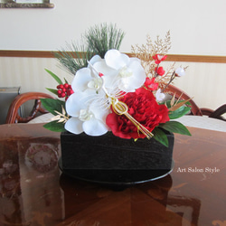 木製花器にピオニーと胡蝶蘭のお正月飾り 1枚目の画像