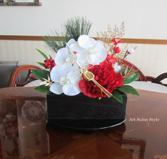 木製花器にピオニーと胡蝶蘭のお正月飾り 1枚目の画像