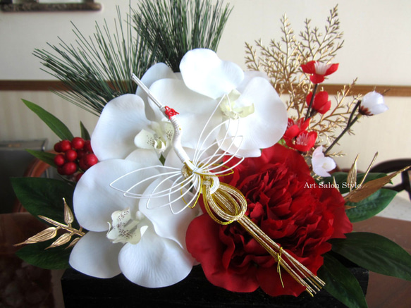 木製花器にピオニーと胡蝶蘭のお正月飾り 3枚目の画像