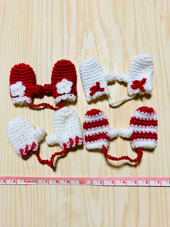 手編みクリスマスミニ手袋4点セット、ガーランド、オーナメントと色々使えます。 2枚目の画像
