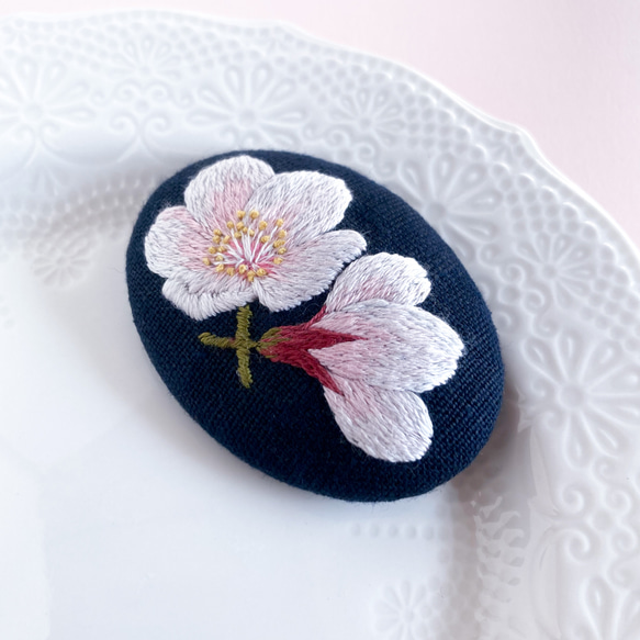 桜の手刺繍ブローチ 2枚目の画像