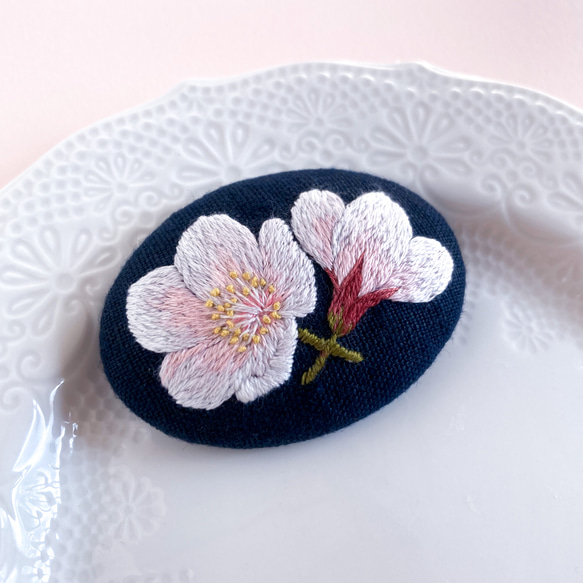 桜の手刺繍ブローチ 1枚目の画像