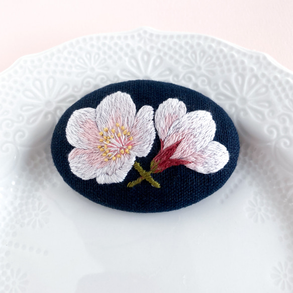 桜の手刺繍ブローチ 3枚目の画像