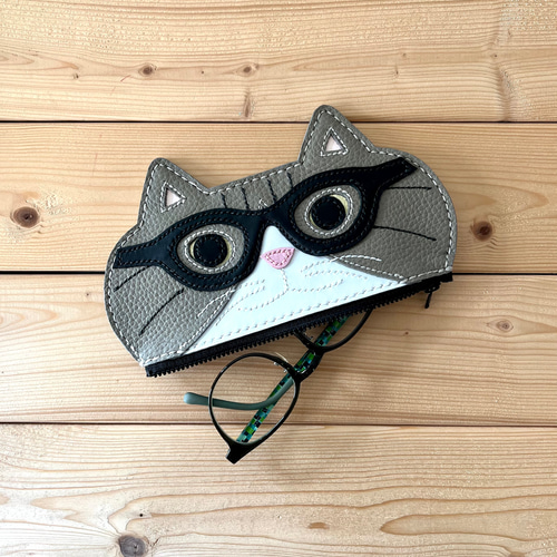 猫好きが作った本牛革メガネケース 鯖白ハチワレ猫 黒縁メガネ 手縫い