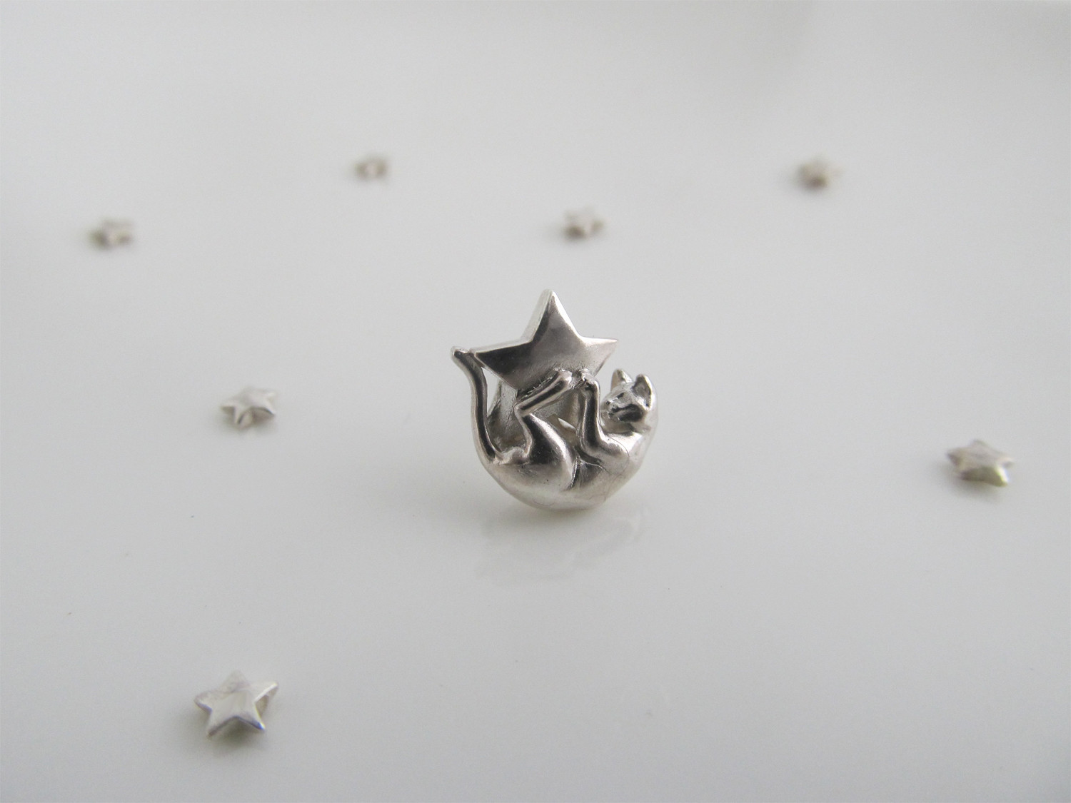 星をキャッチした猫のピンブローチ 　> STAR CATcher <