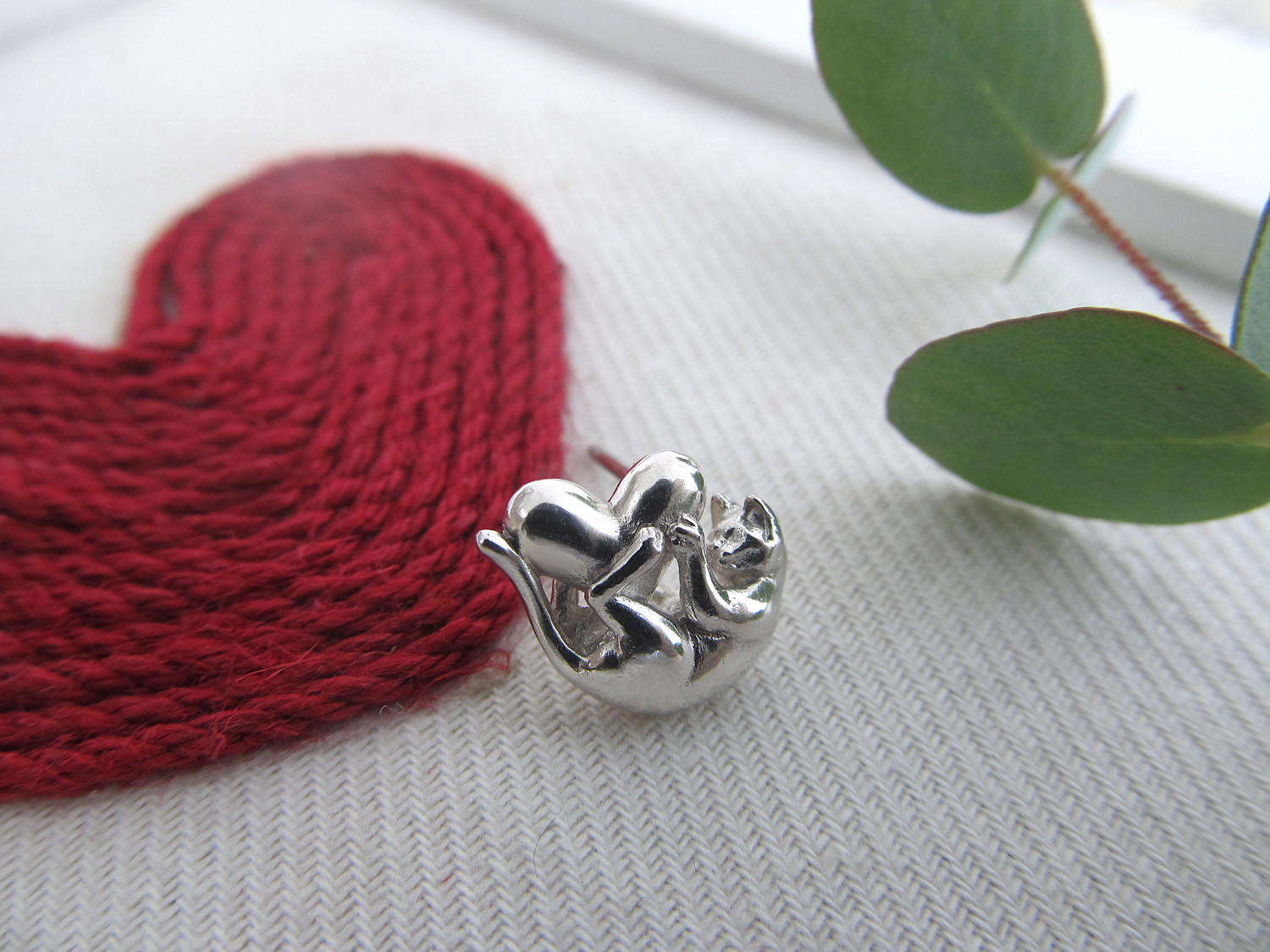 ハートをキャッチした猫のピンブローチ　 > Heart CATcher < 7,040円