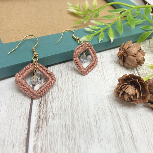 カギ編みのシックなピアス・イヤリング ピアス（フック・チェーン