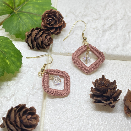 カギ編みのシックなピアス・イヤリング ピアス（フック・チェーン