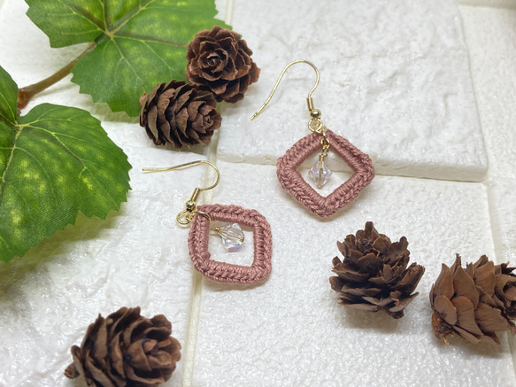 カギ編みのシックなピアス・イヤリング ピアス（フック・チェーン