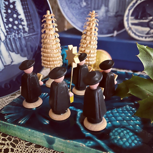 未使用　ドイツエルツ山地　木工民芸品ヴィンテージ　5名聖歌隊　削り木2本 人気のクリスマスモチーフ 赤い聖歌隊