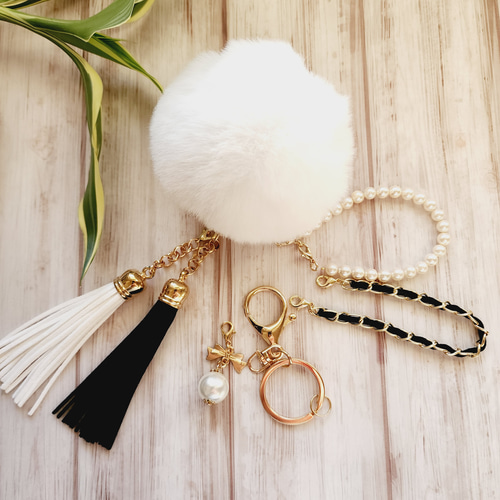 ふわっふわのファーボールとアレンジ自在♪バッグチャーム その他  