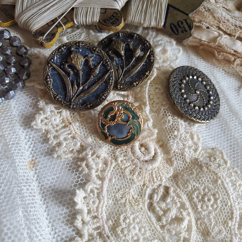 フランス 19世紀末 ペイントと貝によるロカイユ装飾ボタン 14mm ボタン