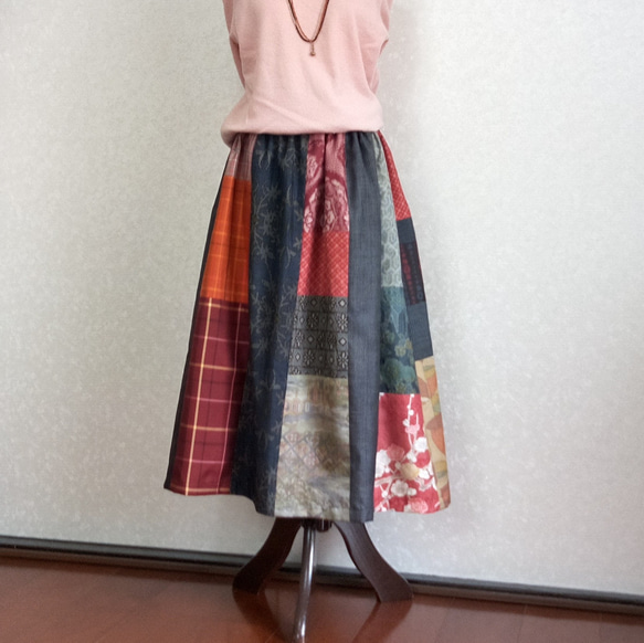 着物リメイク♪丈８０ｃｍ：色々な大島紬をパッチワークして作った6枚ハギスカート （裏地付き） 4枚目の画像