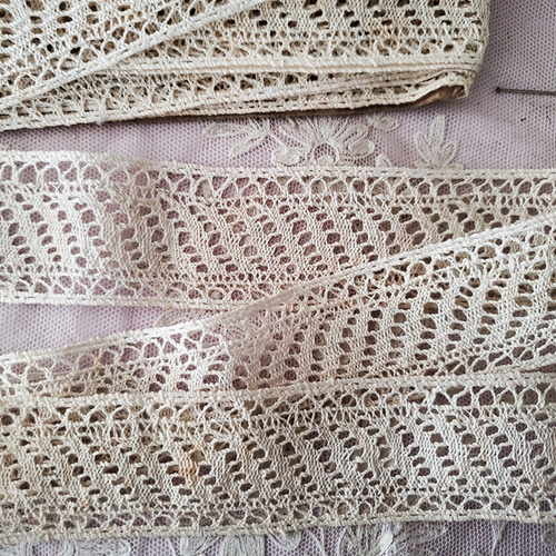 フランスアンティーク 円状 幅広 白糸刺繍スカラップレース 64