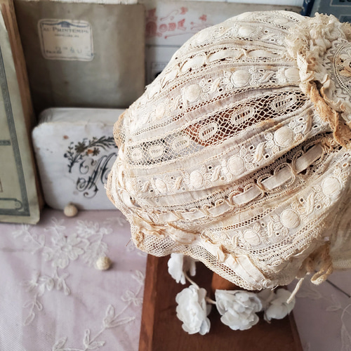フランスアンティーク 白糸刺繍とリボンの小さなボネ レース Mon