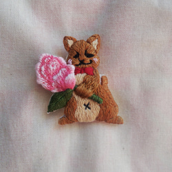 薔薇を持った猫　刺繍ブローチ　猫の日2023 5枚目の画像