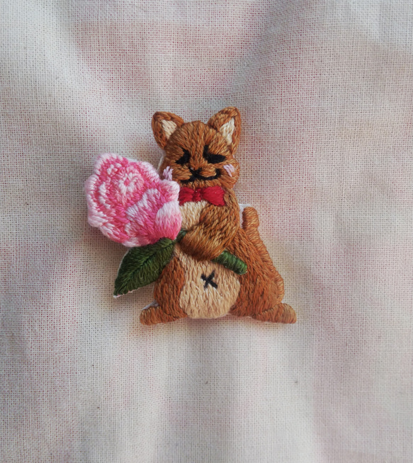 薔薇を持った猫　刺繍ブローチ　猫の日2023 5枚目の画像