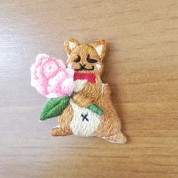 薔薇を持った猫　刺繍ブローチ　猫の日2023 2枚目の画像