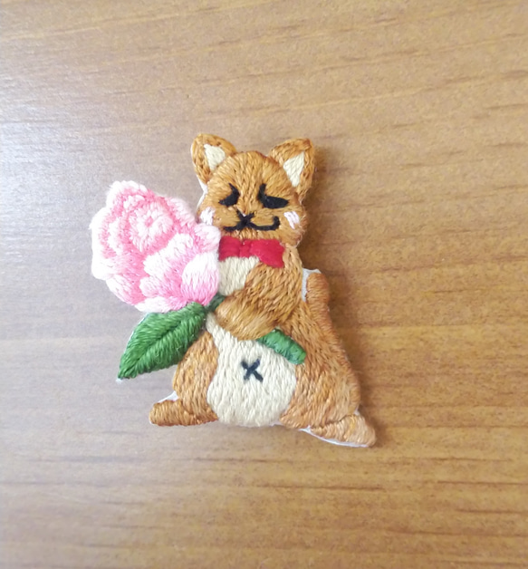 薔薇を持った猫　刺繍ブローチ　猫の日2023 2枚目の画像
