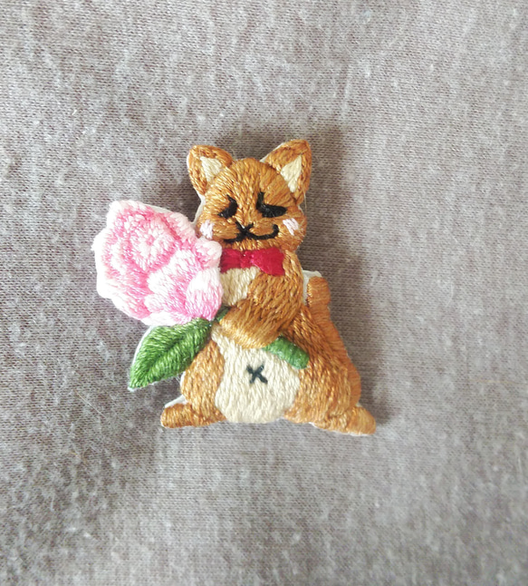薔薇を持った猫　刺繍ブローチ　猫の日2023 3枚目の画像