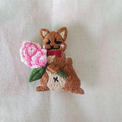 薔薇を持った猫　刺繍ブローチ　猫の日2023 4枚目の画像