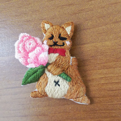 薔薇を持った猫　刺繍ブローチ　猫の日2023 1枚目の画像