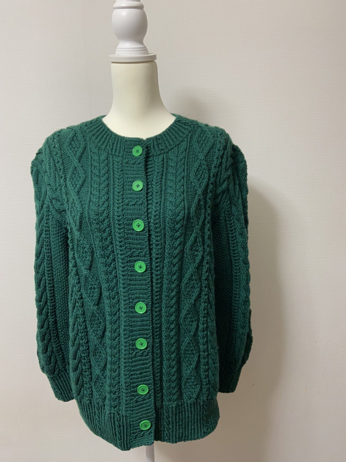 暖かい手編みカーディガン